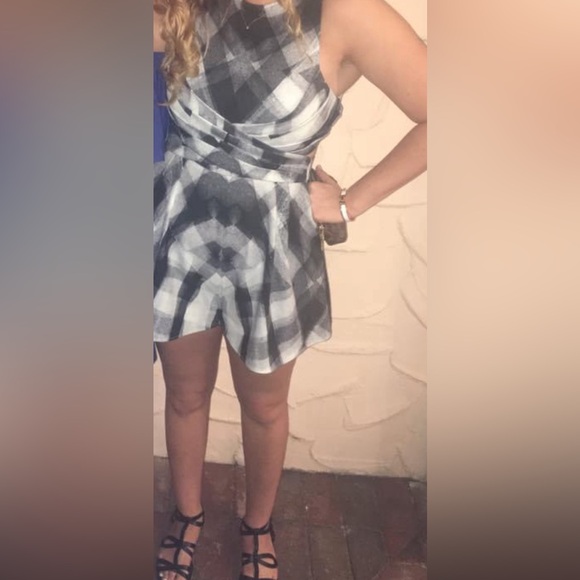 Beautiful jumpsuit (shorts)looks like dress with pockets and tie on the back - Picture 2 of 8